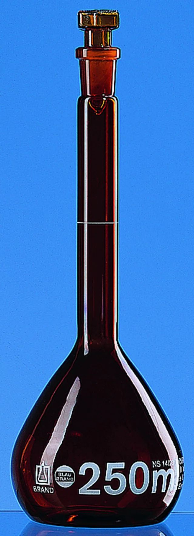 BRAND<sup>®</sup> BLAUBRAND<sup>®</sup> volumetric flask, glass stopper, amber glass