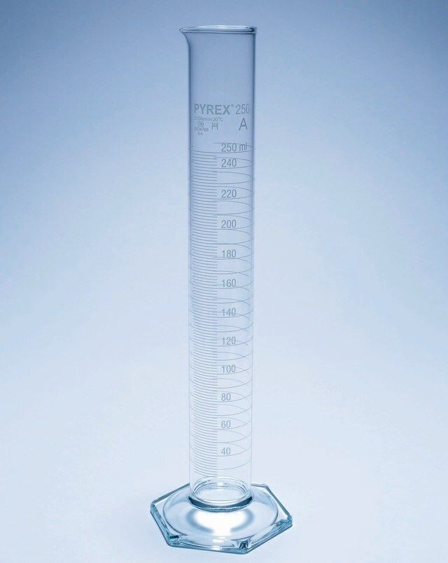 Pyrex<sup>®</sup> Measuring cylinder with spout, class A with white graduations